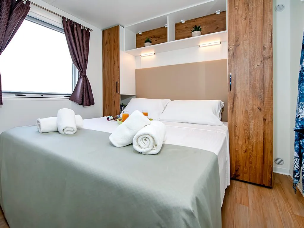camping-bivillage-mobile-home-supina-family-bedroom-5
