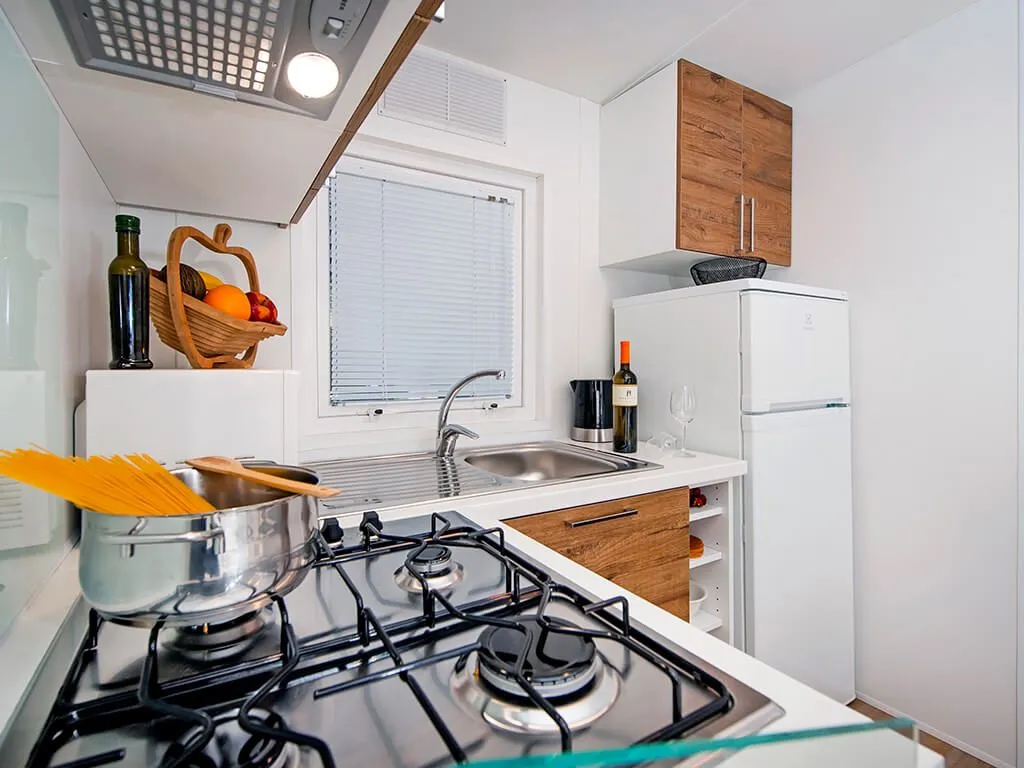 camping-bivillage-mobile-home-supina-family-kitchen