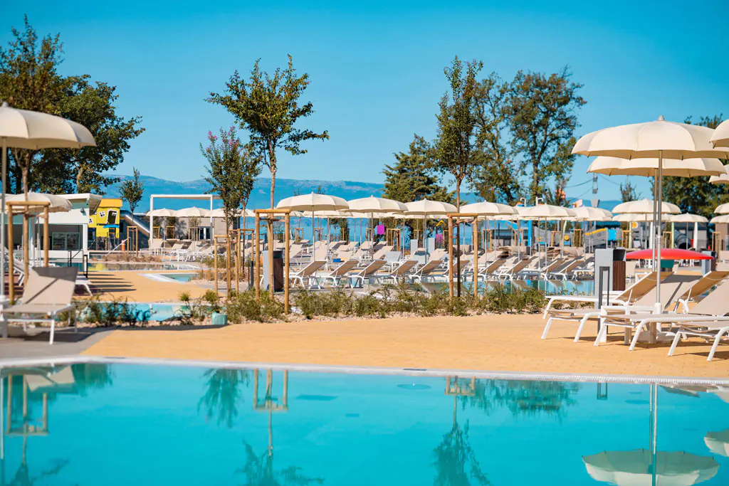 aminess-style-camping-atea-resort-pool-complex-pool-sunbeds