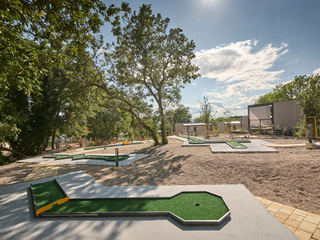 aminess-style-camping-atea-resort-sport-minigolf