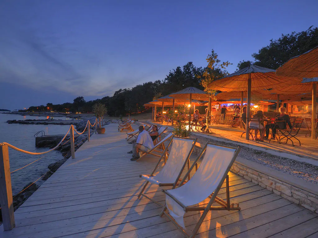 camping-bijela-uvala-bar-terace-close-to-the-sea