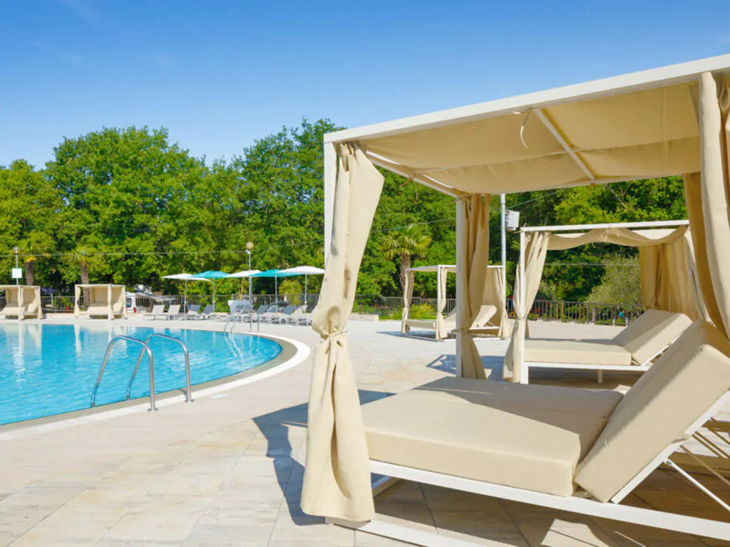 camping-bijela-uvala-pool-sunbeds