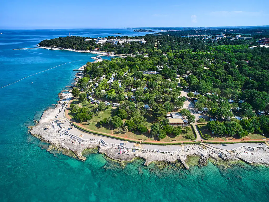 camping-zelena-laguna-beach-view-from-above