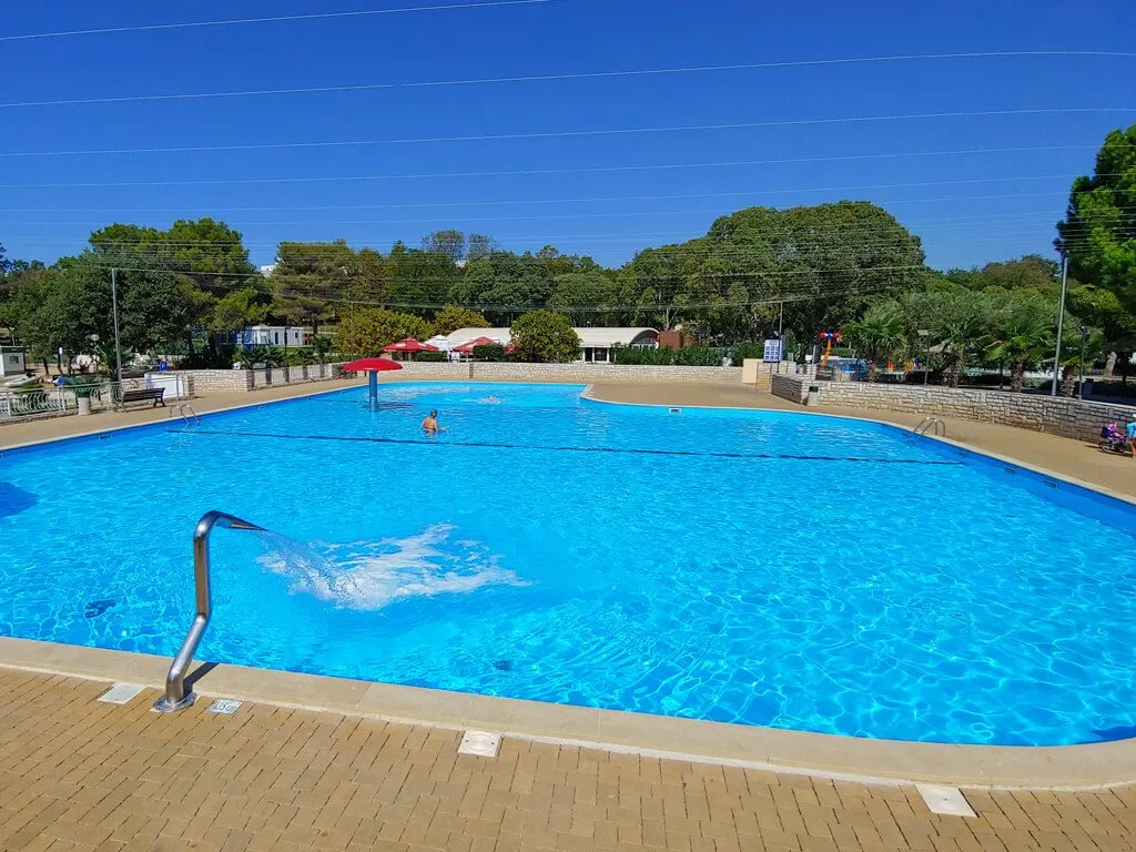 camping-zelena-laguna-pool-i
