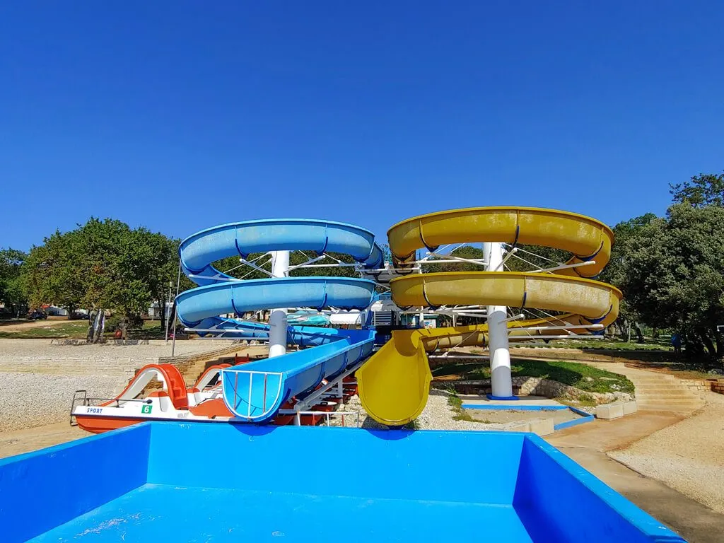 camping-zelena-laguna-pool-with-water-slides