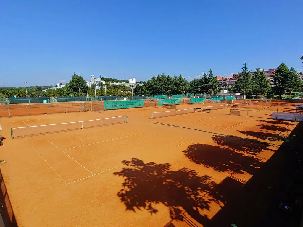 camping-zelena-laguna-tennis-courts