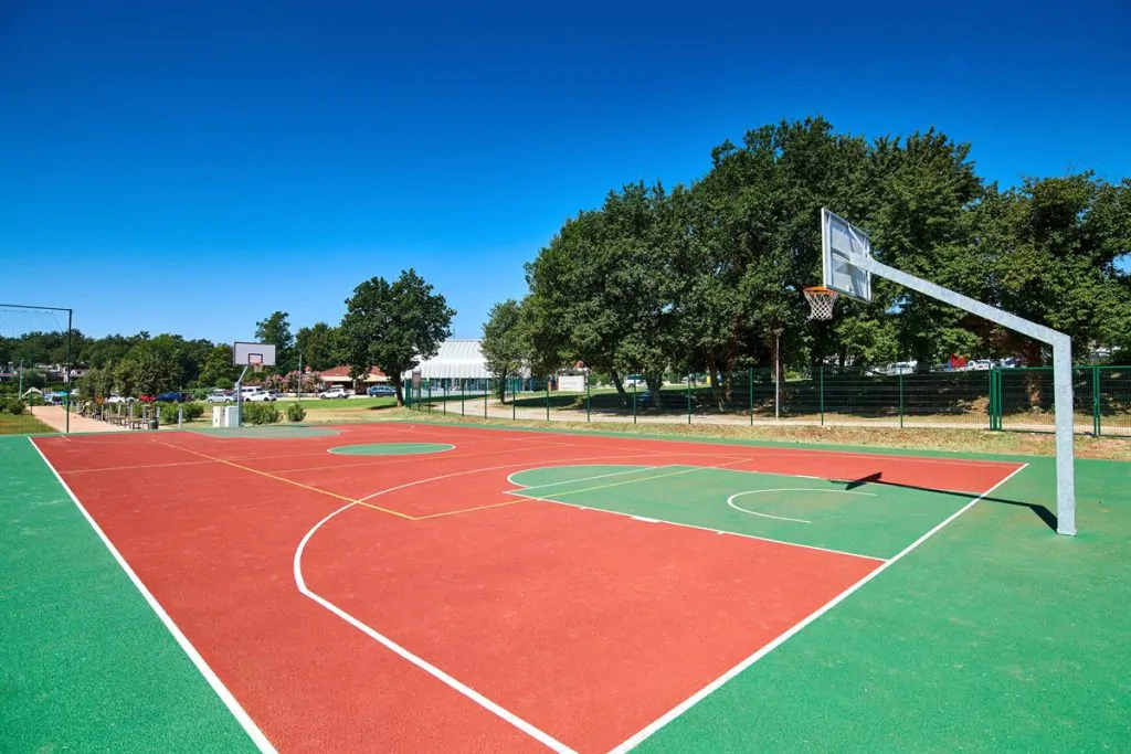 campsite-bijela-uvala-basketball-playground