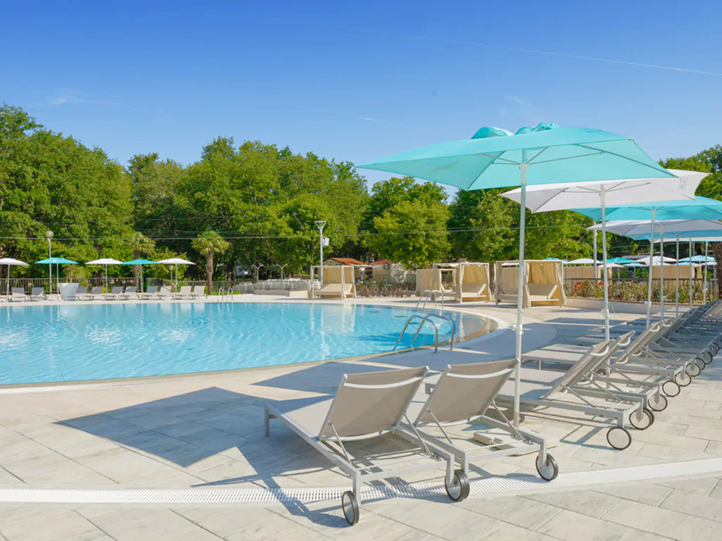 campsite-bijela-uvala-outdoor-pool-sunbeds