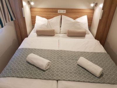 mobile-home-comfort-interior-double-bed-3