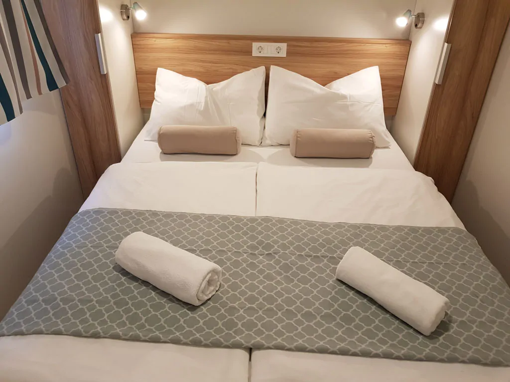 mobile-home-comfort-interior-double-bed-3