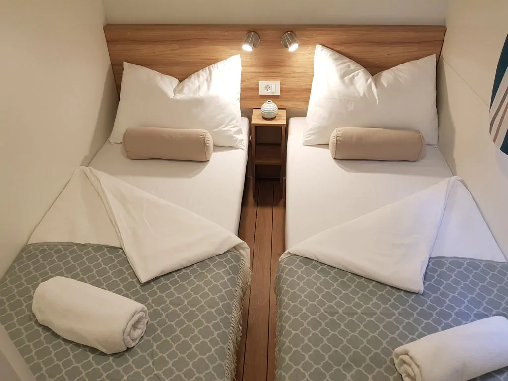 mobile-home-comfort-interior-single-beds-3