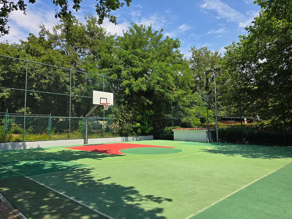 zelena-laguna-campsites-exterier-basketball-field