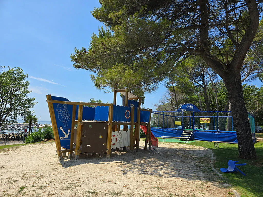 zelena-laguna-campsites-exterier-playground-boat