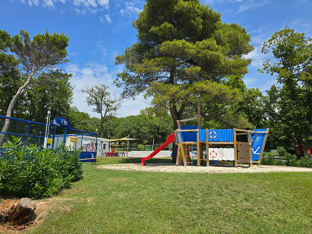 zelena-laguna-campsites-exterier-playground-trampolin