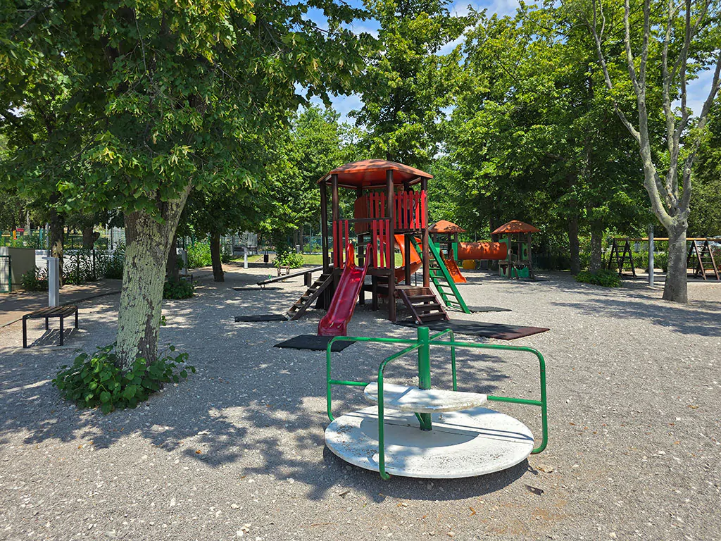 zelena-laguna-campsites-exterier-playground-trees