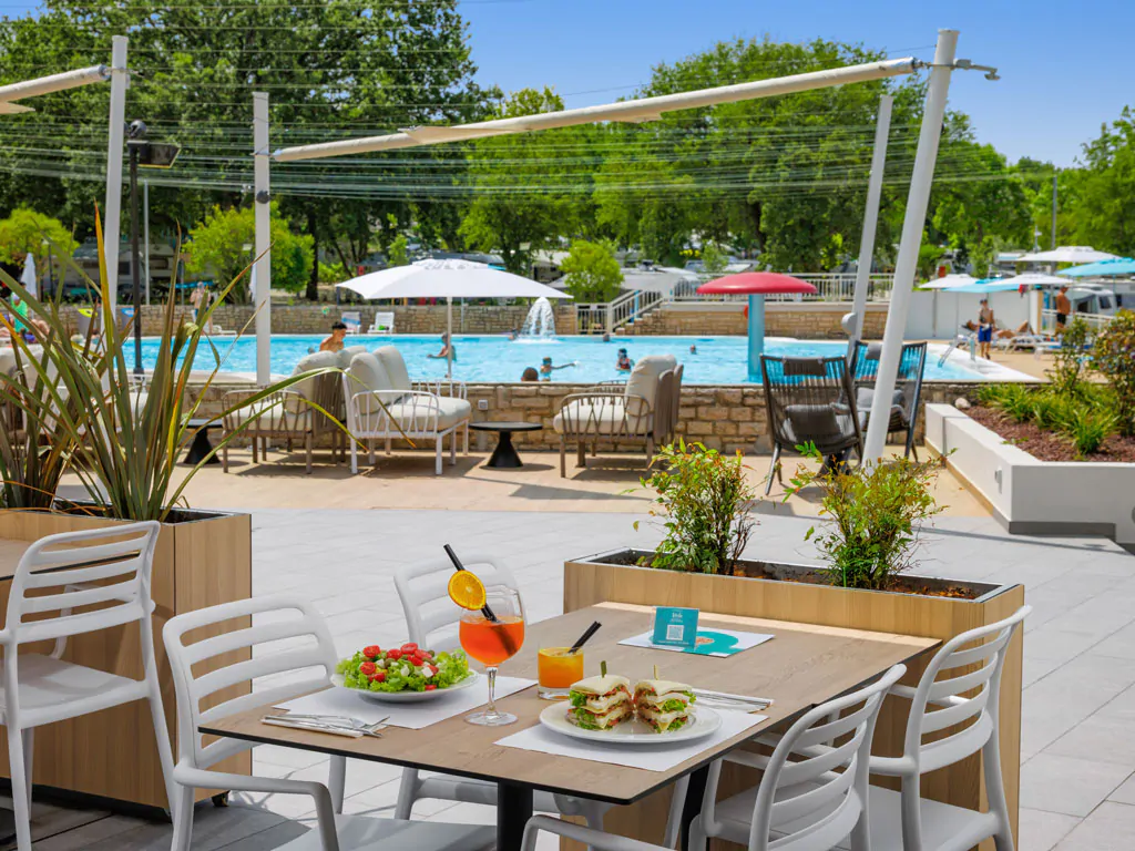 camping-zelena-laguna-istra-camp-restaurant-vela-terrace-poolside