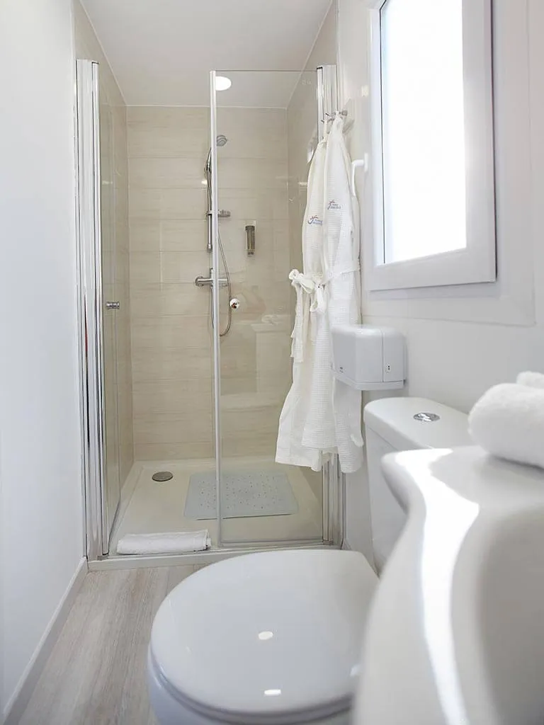 camping-terme-jezercica-mobile-homes-bathroom-2