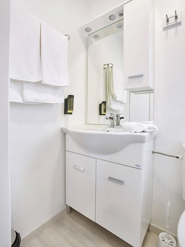 camping-terme-jezercica-mobile-homes-bathroom-3