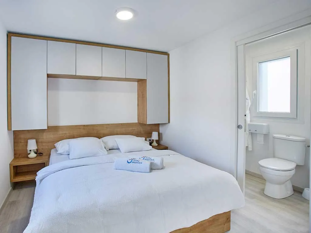 camping-terme-jezercica-mobile-homes-bedroom