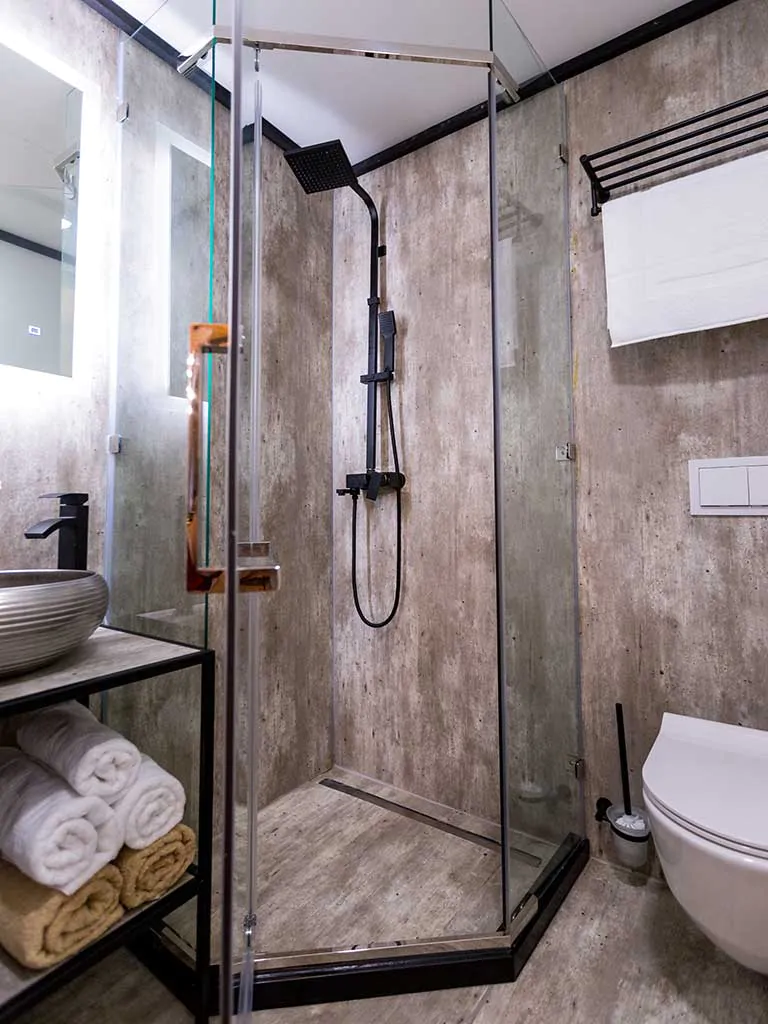 noa-glamping-resort-beach-party-villa-bathroom