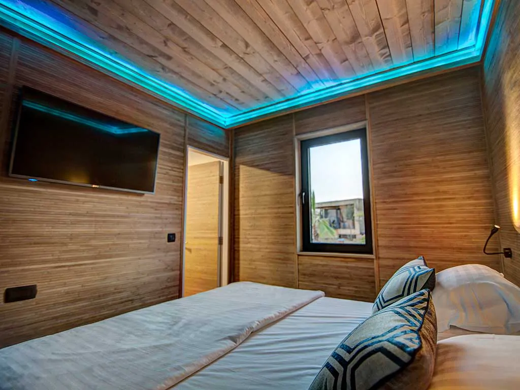 noa-glamping-resort-beach-party-villa-bedroom-i