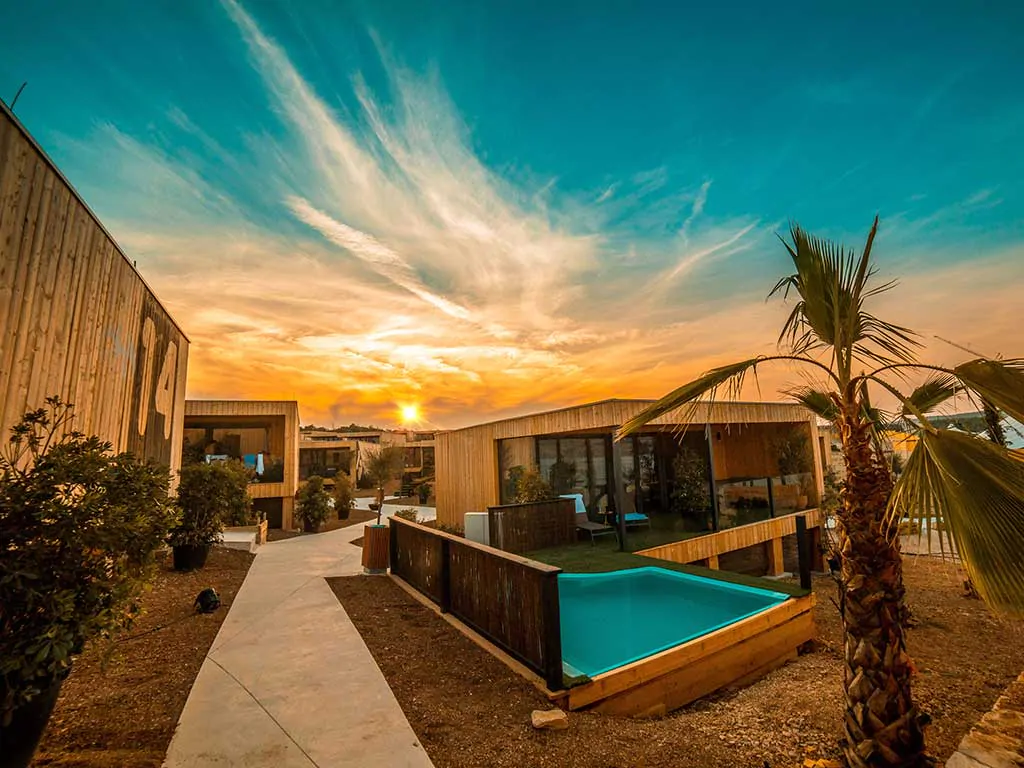 noa-glamping-resort-beach-party-villa-mobile-homes-area
