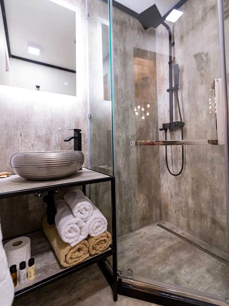 noa-glamping-resort-hillside-premium-villa-bathroom-2