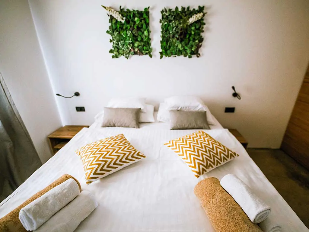 noa-glamping-resort-hillside-premium-villa-bedroom-2