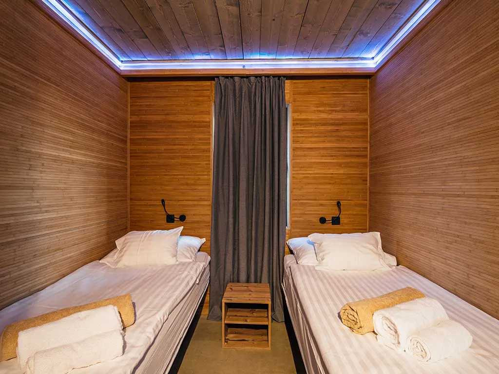 noa-glamping-resort-hillside-premium-villa-bedroom-i