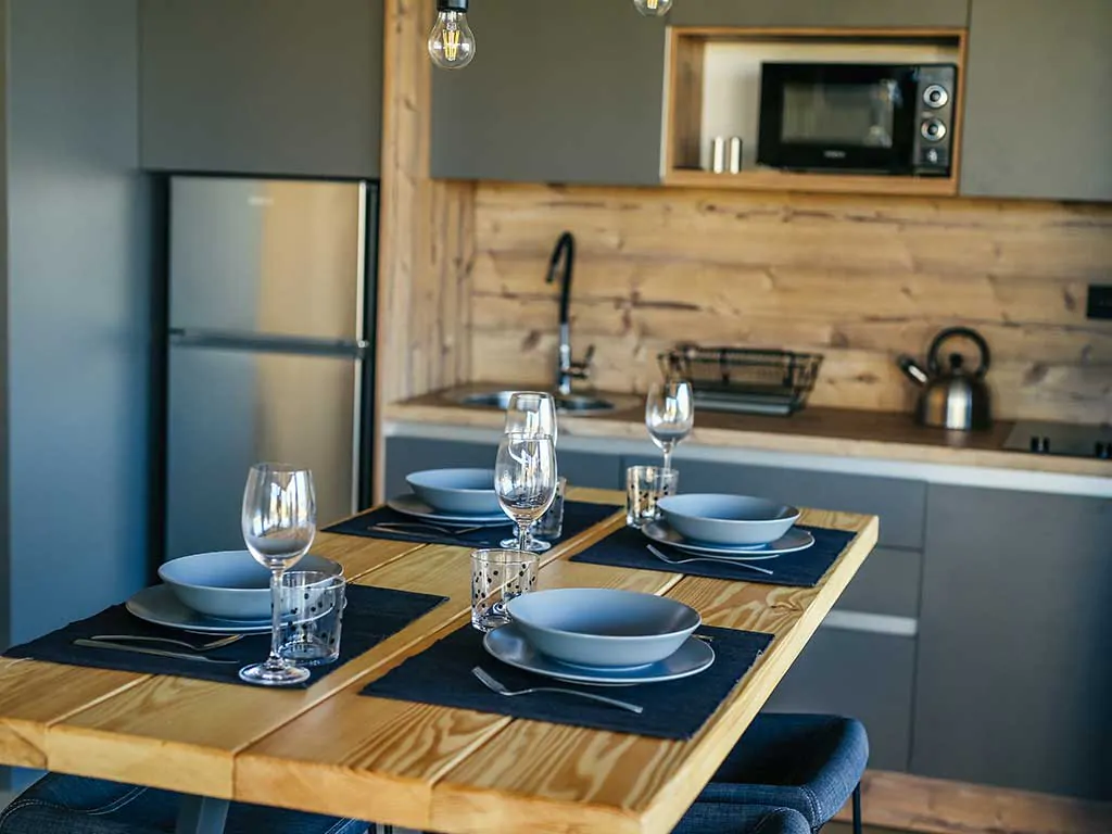 noa-glamping-resort-hillside-premium-villa-kitchen-i