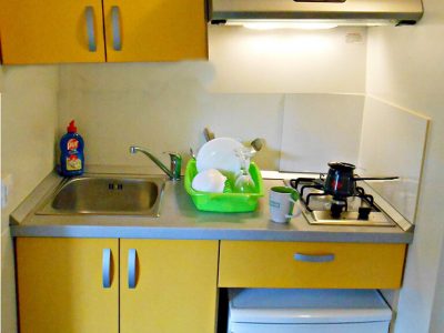camping-kozarica-mobile-home-couple-kitchen-2