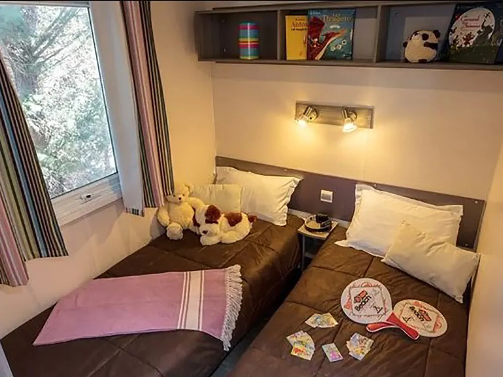 campsite-bivillage-mobile-home-comfort-interior-bedroom-single-beds-2