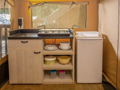 equipped-tent-glamping-kitchen
