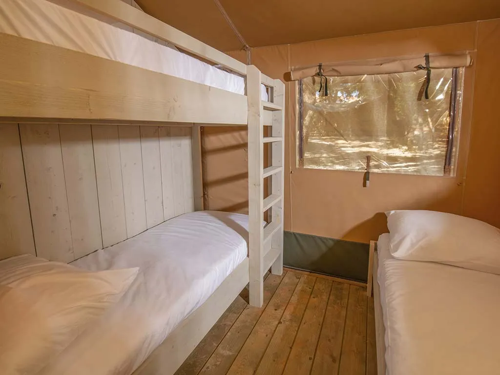 glamping-tent-safari-luxe-xl-bedroom-3