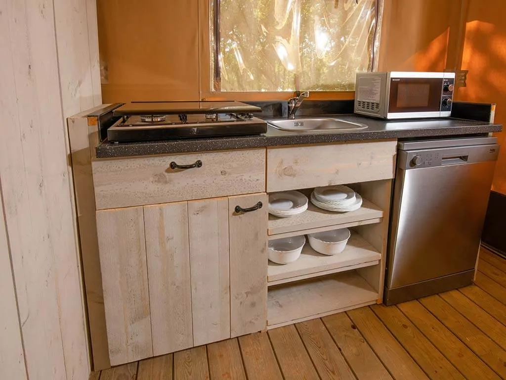 glamping-tent-safari-luxe-xl-kitchen-2