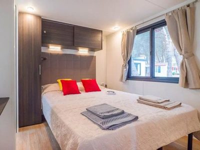 zaton-holiday-resort-premium-6-interior-double-bed