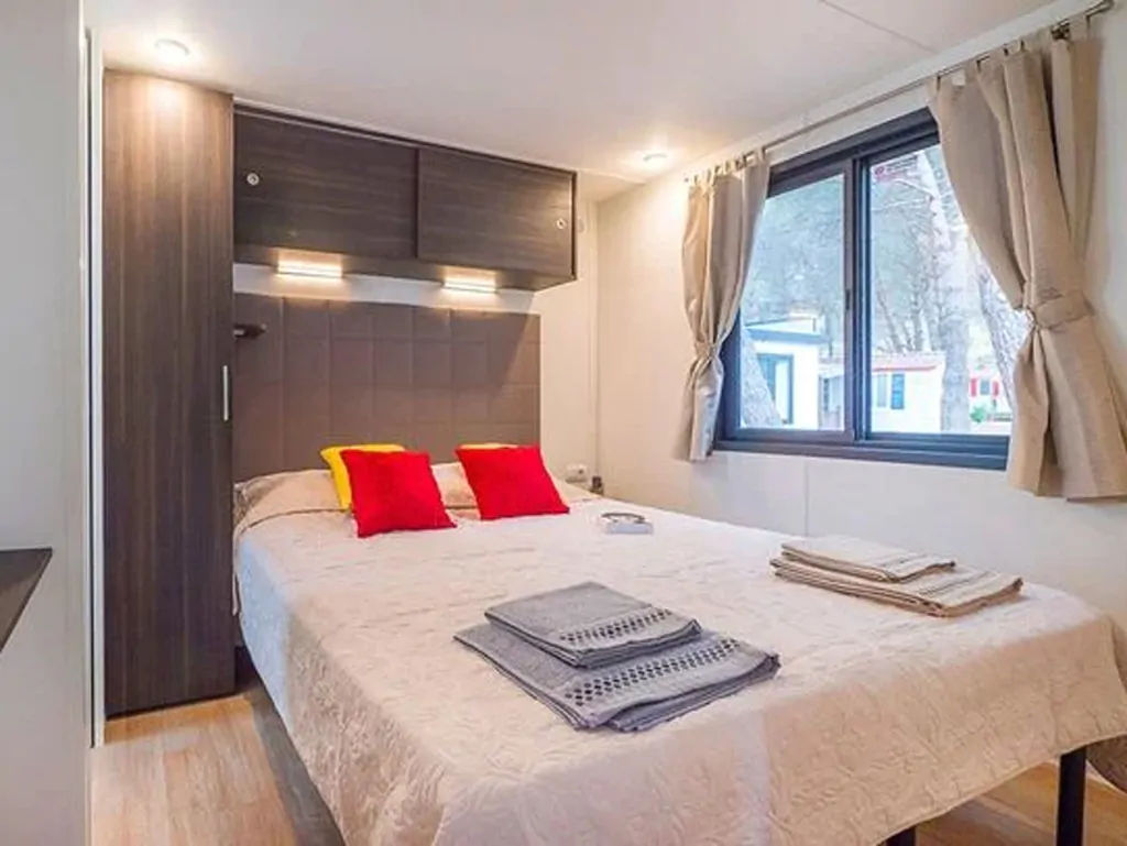 zaton-holiday-resort-premium-6-interior-double-bed