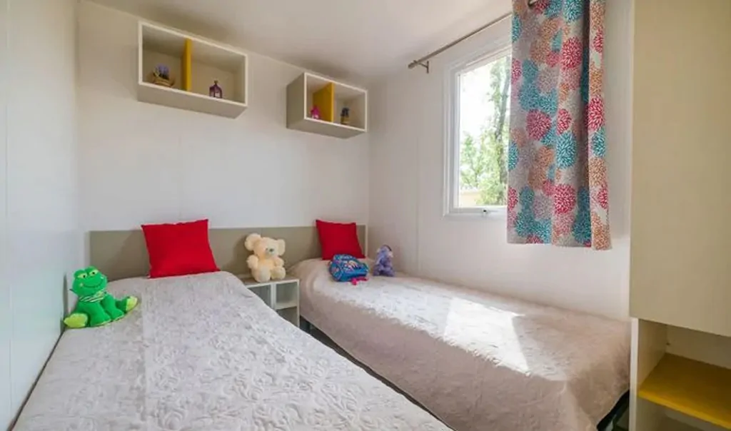 zaton-holiday-resort-premium-6-interior-single-beds