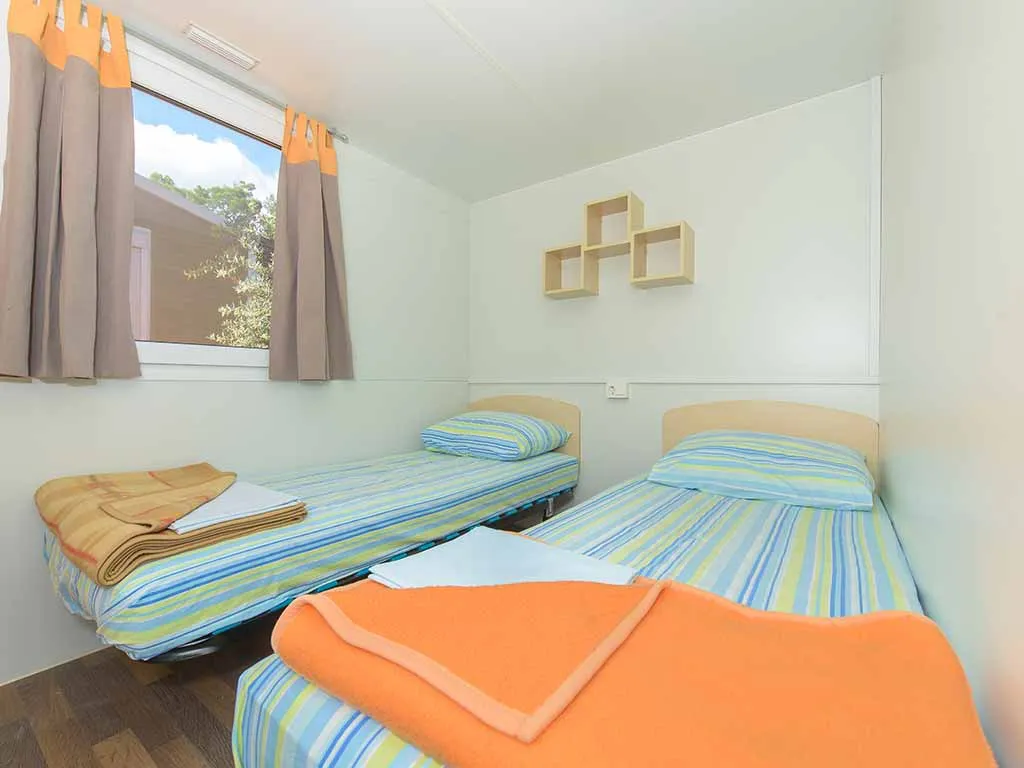camping-stobrec-split-mobile-home-comfort-bedroom-2