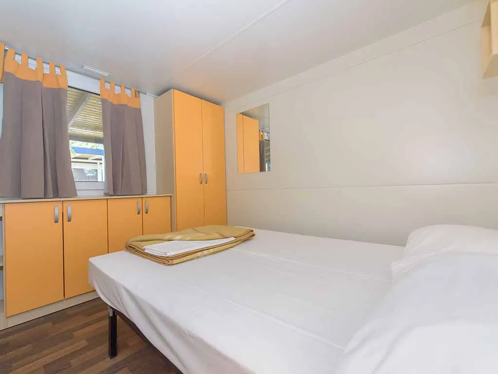 camping-stobrec-split-mobile-home-comfort-bedroom-3