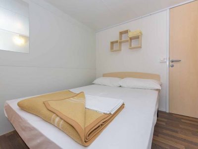camping-stobrec-split-mobile-home-comfort-bedroom-4