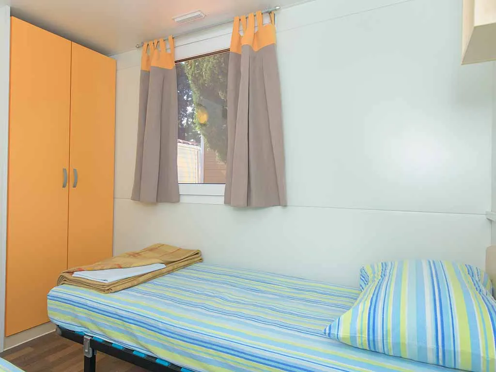camping-stobrec-split-mobile-home-comfort-bedroom