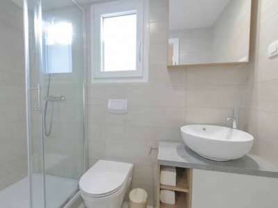 camping-stobrec-split-mobile-home-premium-bathroom-2
