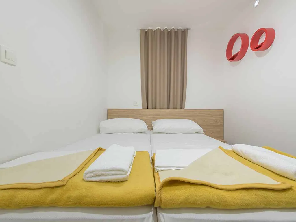 camping-stobrec-split-mobile-home-premium-bedroom-3