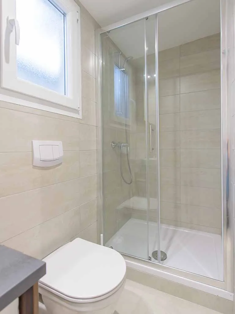 camping-stobrec-split-mobile-home-vista-bathroom