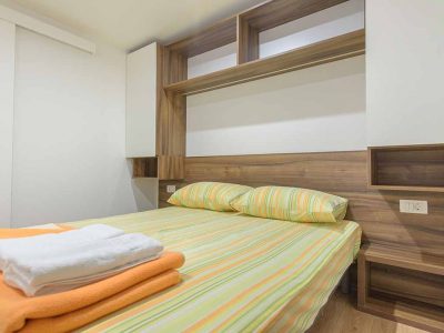 camping-stobrec-split-mobile-home-vista-bedroom