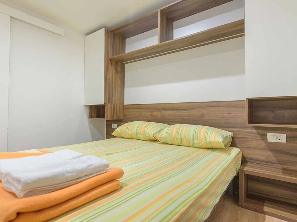 camping-stobrec-split-mobile-home-vista-bedroom