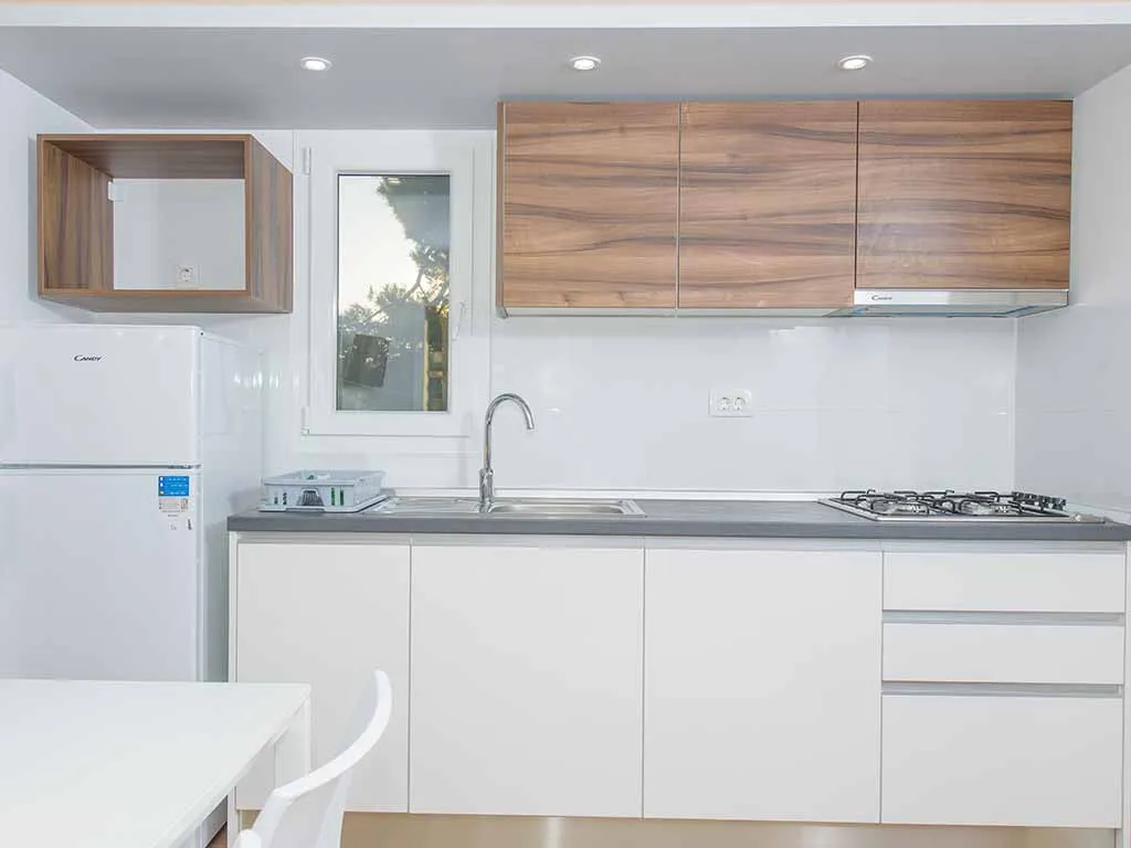 camping-stobrec-split-mobile-home-vista-kitchen
