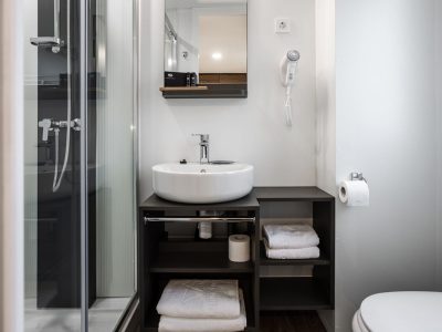 camping-vita-terme-tuhelj-mobile-home-vita-couple-interior-bathroom