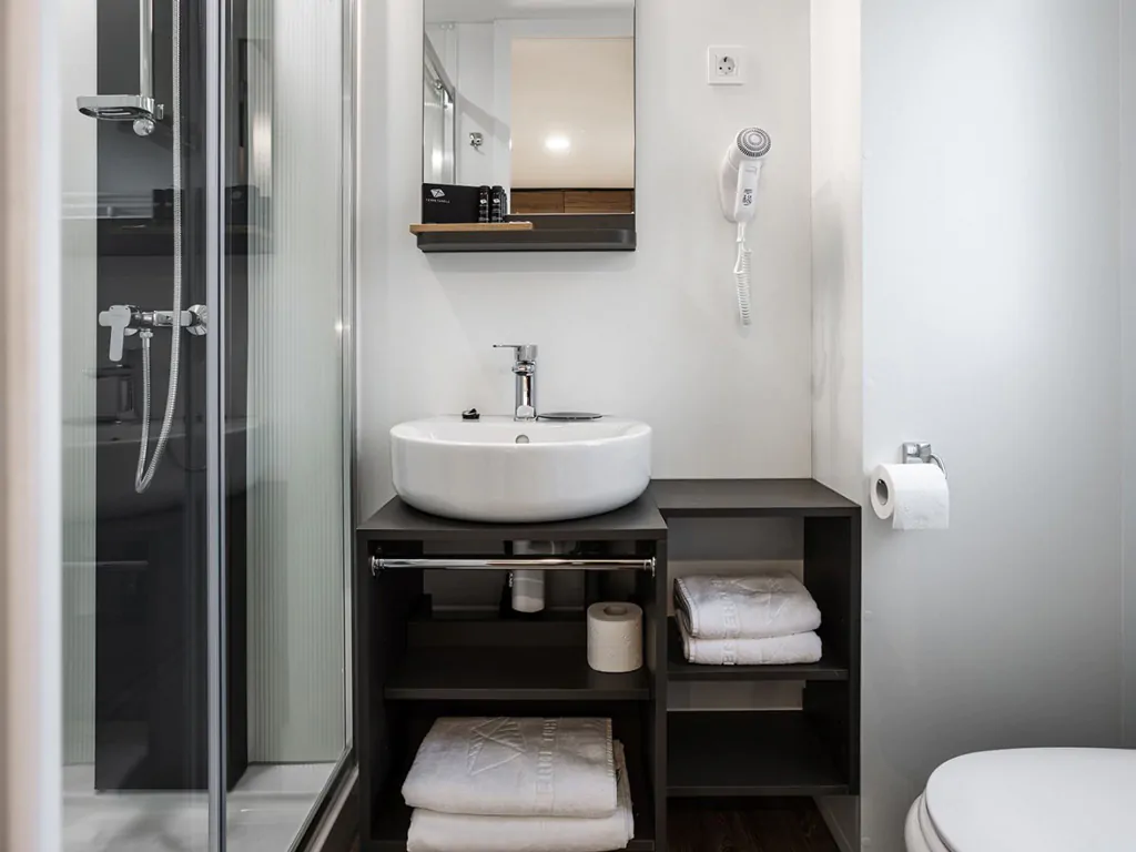 camping-vita-terme-tuhelj-mobile-home-vita-couple-interior-bathroom